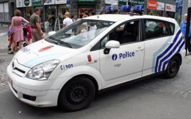 Robbanószerkezetet próbált elhelyezni három férfi varsói rendőrautók alá