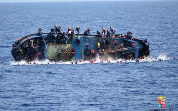 Így mentettek ki több száz embert a Földközi-tengerből