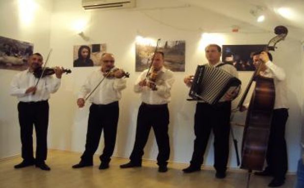 Fotótárlat: roma közösségekről, gyerekekről, ifjakról, szegénységről, életkedvről