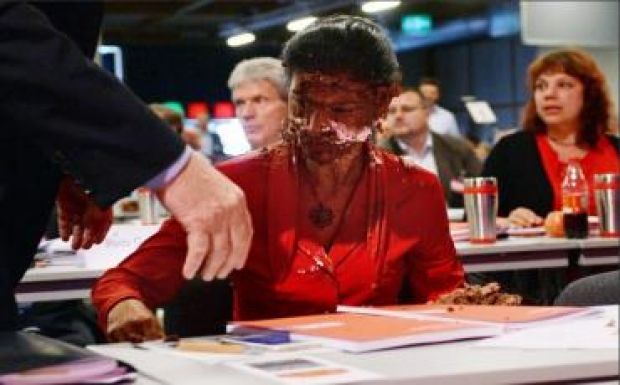 Tortát kapott az arcába a német Balpárt egyik vezetője