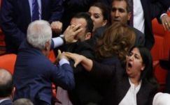 Ütötték, rúgták egymást a politikusok a török parlamentben