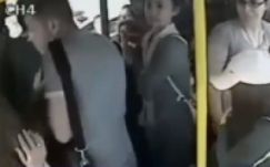 Az utasok verték meg a buszon molesztáló férfit