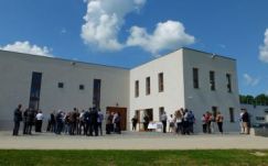 Emléktáblát avattak a Kárásztelki Pincészet különleges épületében