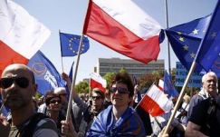 Negyedmilliós tüntetés Varsóban a demokratikus értékekért