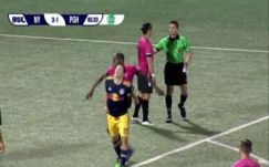 Ilyen aljas hátbatámadást fociban rég nem láttunk