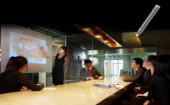 Érintőképernyőt vetíthetünk bárhová egy új projektorral