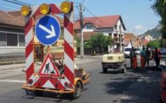 Módosult a KRESZ: útjavításkor kötelező a fényjelzés