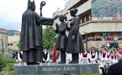 Áder János jelenlétében avatták fel Csíkszeredában Márton Áron szobrát