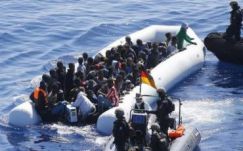 Ezeregyszáz migránst mentettek ki a Földközi-tengerből