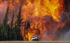 Olajtermelő létesítményeket ürítenek ki tűzvész miatt Kanadában 