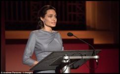 An­gel­ina Jolie dur­ván ne­ki­ment Angela Mer­kel­nek