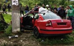 Elgörbítette a VW Passatot a villanypózna