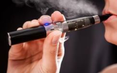 Mától az e-cigarettára is érvényesek Magyarországon a dohányzásellenes szabályok