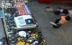 Csak erős idegzetűeknek: iyen kegyetlen anyát ritkán látni