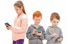 Egyre korábban kapnak saját mobilt és egyéb kütyüket a gyermekek