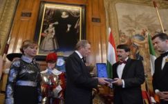 A Konstantini Szent György Lovagrend kitüntette Áder Jánost Londonban