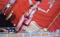 Tízezer lejre büntették a manéléket sugárzó tévét az obszcén zenevideók miatt