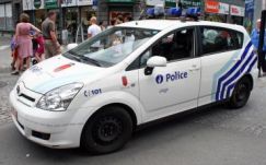 Robbanószerkezetet próbált elhelyezni három férfi varsói rendőrautók alá