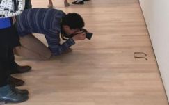 Múzeumi huncutság: padlón hagyott szemüvegről hitték, hogy műalkotás