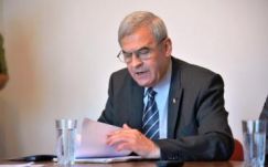 Tőkés László: ne kaphassanak egyházi tisztséget a volt besúgók