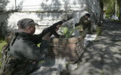 Heves harcok Donyeck mellett, több mint 12 katona megsebesült