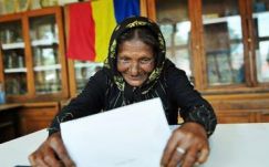 Anyanyelvű választási útmutatót osztogatnak az erdélyi romáknak