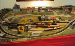 Terepasztal mozdonyokkal, szerelvényekkel, vasúti épületekkel