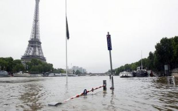 Már a Louvre-t nyaldossa a víz