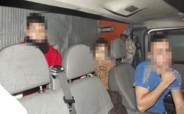 Németország helyett Romániába indult 13 szír utasával a román embercsempész