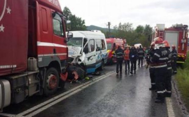 Kisbuszba rohant a kamion Hunyad megyében 