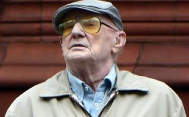 Százegy éves angol férfit vádolnak gyermekek elleni szexuális visszaélésekkel