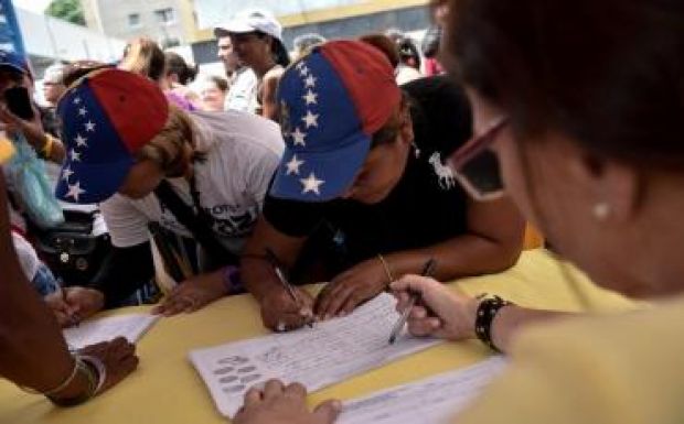 Hitelesek a Maduro elleni referendumhoz gyűjtött aláírások