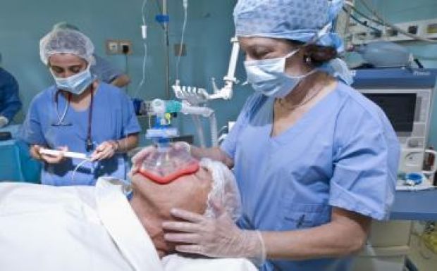 Meghalt egy magyar nő, mert a műtőben fordítva kötötték be a csöveket