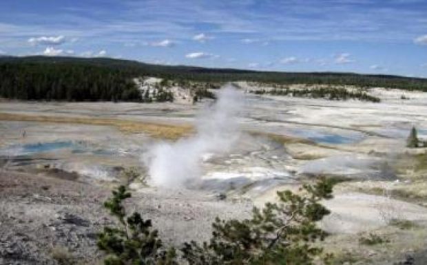 A Yellowstone egy forró vizű tavába esett egy férfi