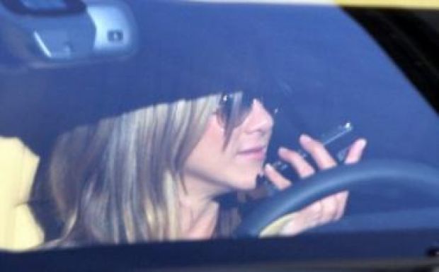 Betiltanák az autós kihangosítókkal való telefonálást is