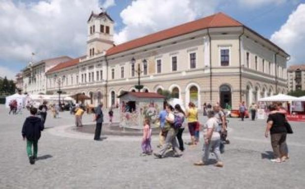 Sepsiszentgyörgy gyalogosoknak szánt főterén akar autózni a prefektus