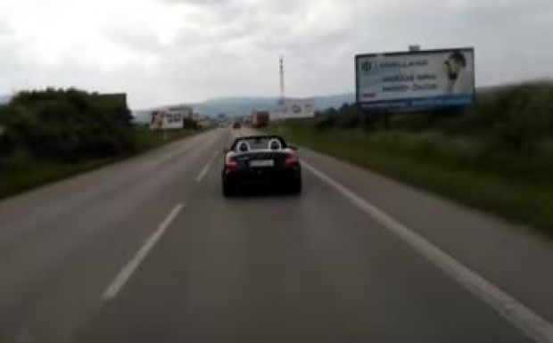 Két percen át blokkolta a mentőautót egy szlovák Mercedes