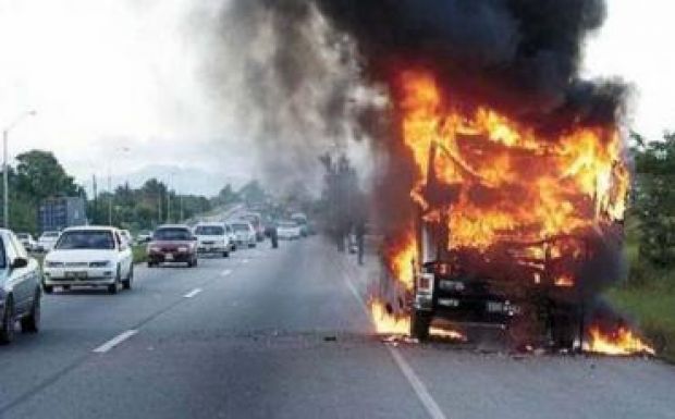 Sorban robbantak fel a gázpalackok az égő kamionon Buzău megyében