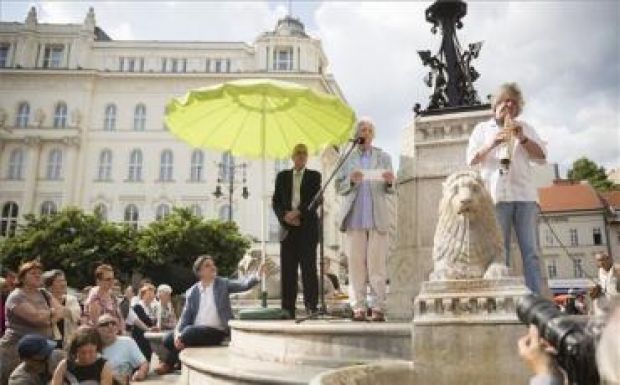 Esterházy Péter nyitotta meg a budapesti Ünnepi Könyvhetet