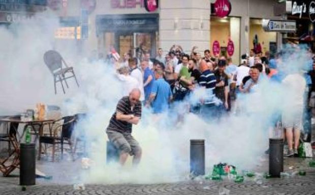 Kiutasítják Franciaországból a rendbontó szurkolókat