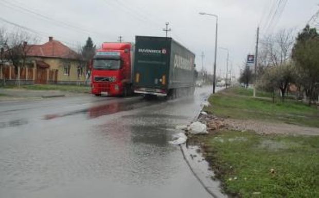 Elárasztotta Aradot az esővíz, Székelyföldön árvízriadó van