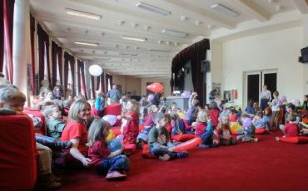 Ingyen vigyáznak a nézők gyerekeire a kolozsvári színházban szombaton