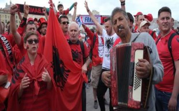 Franciát és belgát késeltek albán drukkerek