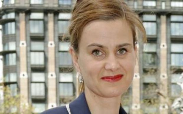 Belehalt sérüléseibe a lelőtt brit parlamenti képviselőnő