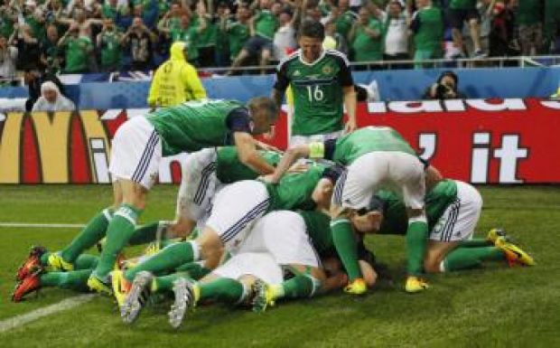 EURO-2016: a jégeső a nézőket verte, az északírek pedig az ukránokat