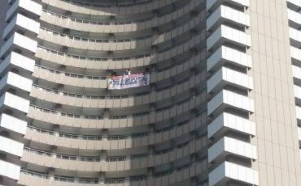 Le akar ugrani az Intercontinental 15. emeletéről egy férfi