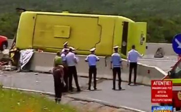 Felborult egy iskolásokat szállító autóbusz