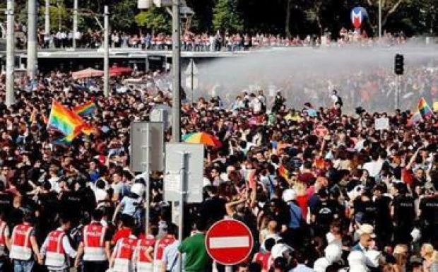 Könnygázt vetett be a melegfelvonulás résztvevői ellen a török rendőrség