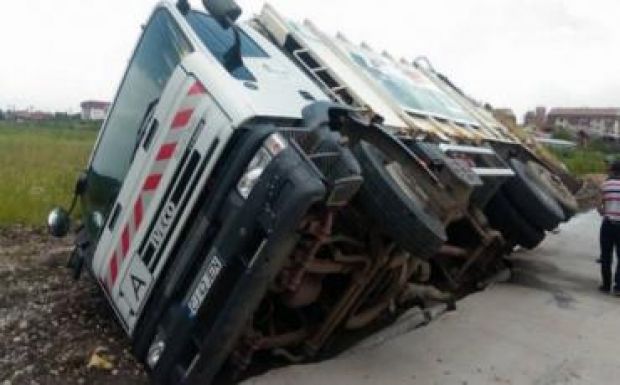 Beszakadt az út a kukásautó alatt Kolozs megyében