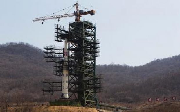 Észak-Korea indítóállásba helyezett egy ballisztikus rakétát